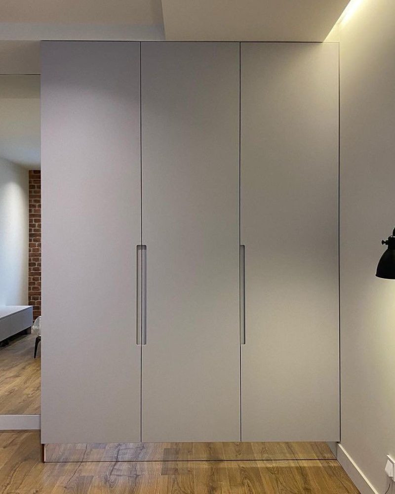 Распашной шкаф бежевый фото