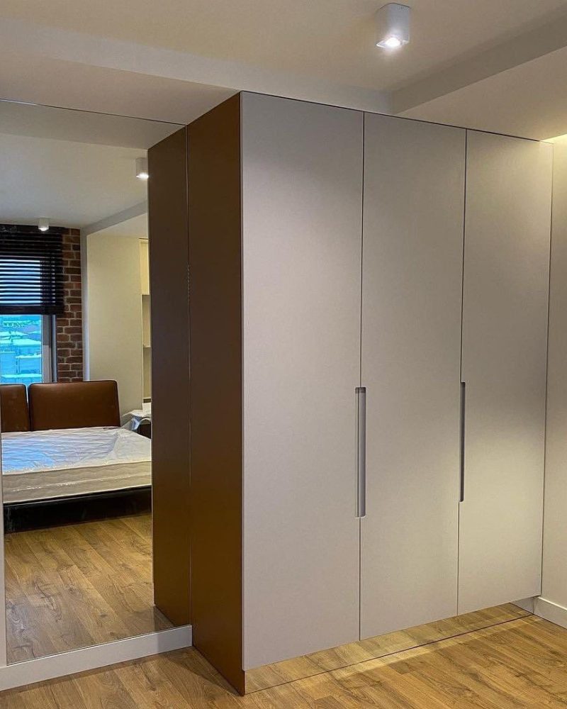 Распашной шкаф бежевый фото