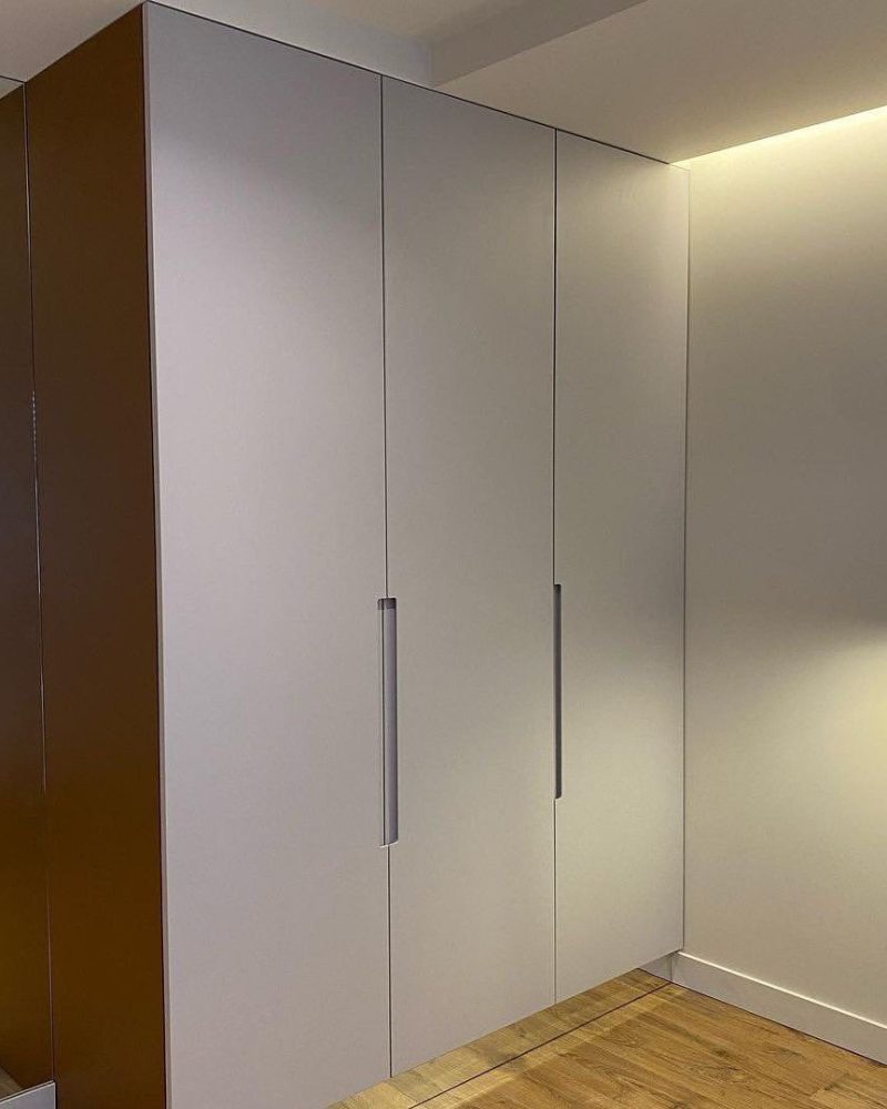 Распашной шкаф бежевый фото